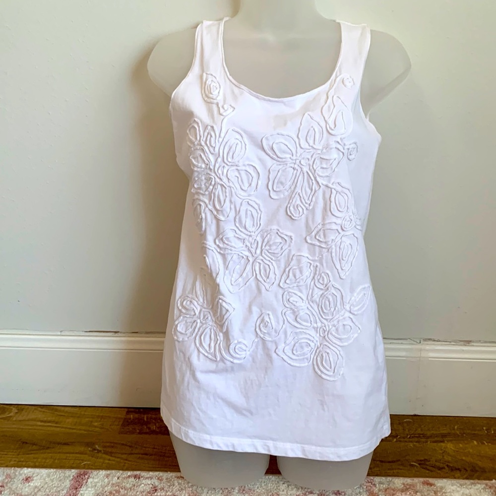 Jones New York white sleeveless top with application. Size small.